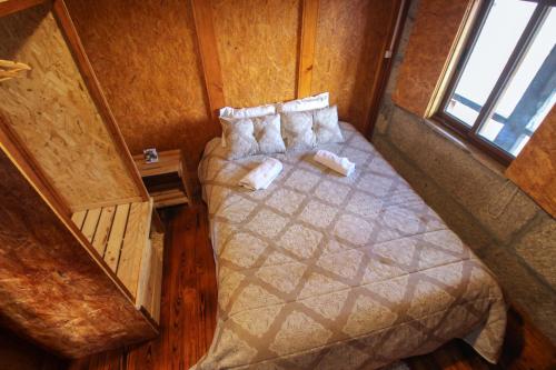 an overhead view of a bed in a room at Casa Viade in Montalegre