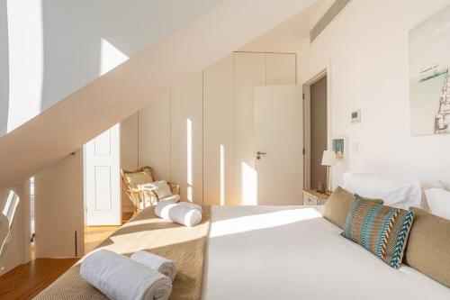 Bright Tailor Made Flat With a View in Estrela