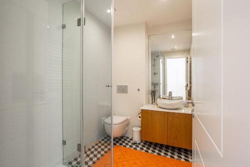 Bilik mandi di Bright Tailor Made Flat With a View in Estrela
