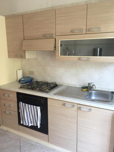 kuchnia z kuchenką górny piekarnik obok zlewu w obiekcie La Casina di TRILLI w Rapallo