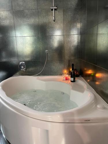 e bagno con vasca riempita d'acqua. di Le Torri a Cagliari