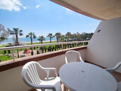 balkon ze stołem i krzesłami i widokiem na ocean w obiekcie ACV - Costa Marina II-1ª Linea planta 2 frontal al mar (2) w mieście Oropesa del Mar