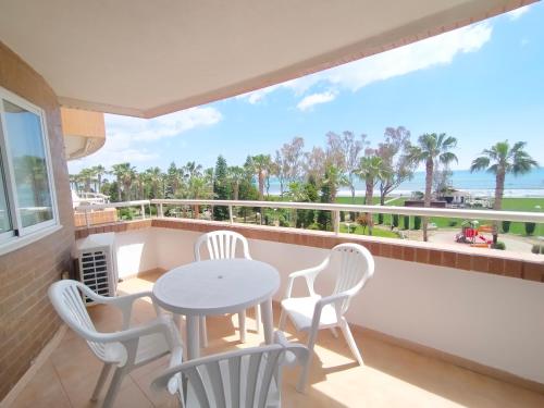 balkon ze stołem i krzesłami oraz widokiem na ocean w obiekcie ACV - Costa Marina II-1ª Linea planta 2 frontal al mar (2) w mieście Oropesa del Mar