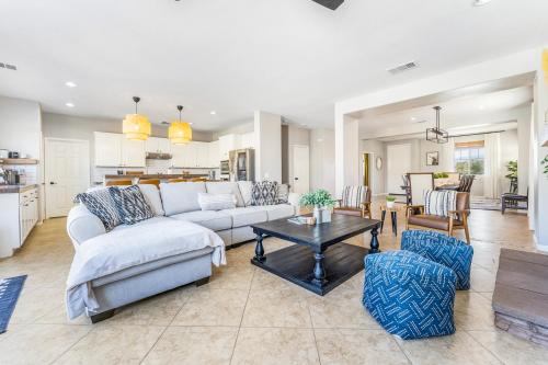 Dapur atau dapur kecil di GAMEROOM, King Beds, Movie Projector, Heated Saltwater Pool, Golf and Games!