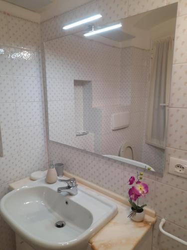 baño con lavabo y espejo grande en Corradi73, en San Remo