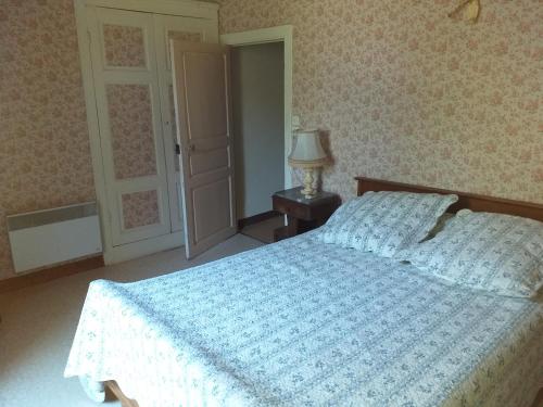 Säng eller sängar i ett rum på maison de campagne en pierre