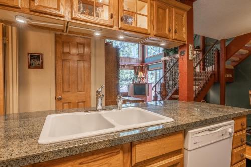 Kuchyň nebo kuchyňský kout v ubytování New Listing 2 bedroom and Loft 2 bath Summit E Bldg 12 condo sleeps 8 Steps to Eagle Lodge Chair 15