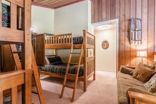 Posezení v ubytování New Listing 2 bedroom and Loft 2 bath Summit E Bldg 12 condo sleeps 8 Steps to Eagle Lodge Chair 15