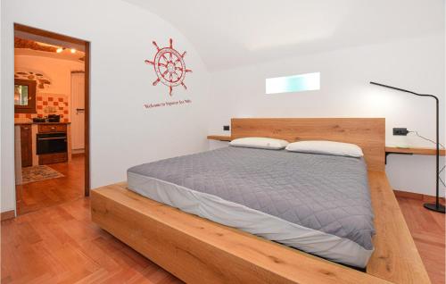una camera con letto e struttura in legno di Stunning Apartment In Celle Ligure With Kitchenette a Celle Ligure