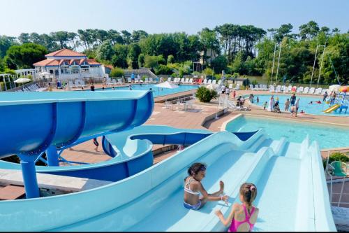 twee meisjes op een glijbaan in een waterpark bij Appartement T2 Residence Le Club in Talmont