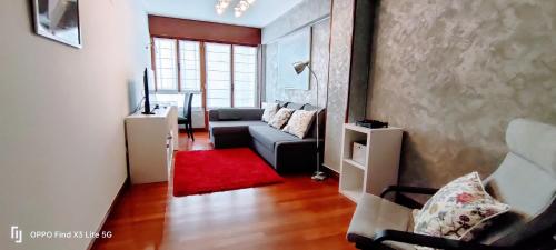- un salon avec un canapé et un tapis rouge dans l'établissement Piso turistico Mundaka con opción a garaje, à Mundaka