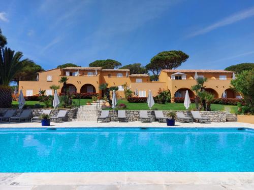 une villa avec piscine et un resort dans l'établissement Hôtel les Bouis - Vue mer, à Saint-Tropez