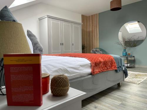 - une chambre avec un lit et un panneau sur une table dans l'établissement NOVA Lake apartamente, à Satu Mare