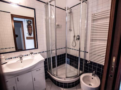 une salle de bain avec douche, lavabo et toilettes dans l'établissement Splendido appartamento vicino al cuore di Torino, à Turin