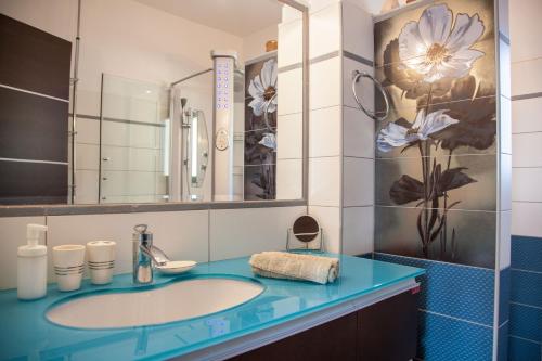 Ένα μπάνιο στο Villa Tzanatos