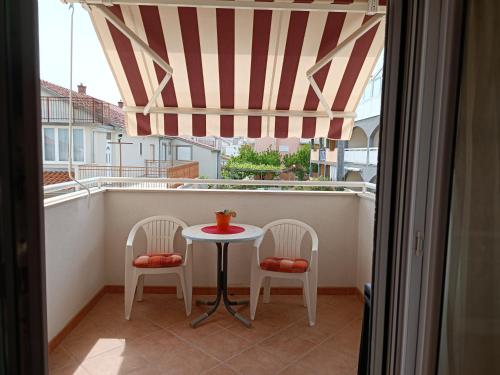 un tavolino e 2 sedie sul balcone di Margareta's Apartment a Kaštela (Castelli)