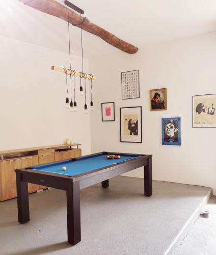- une table de ping-pong dans le salon dans l'établissement Duplex INDEPENDANT Centre ville, aux Herbiers