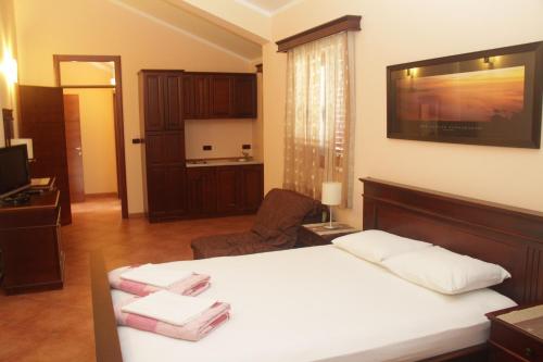Кровать или кровати в номере Monteroyale Apartment