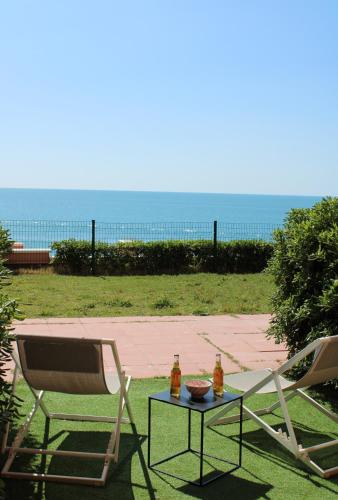 d'une terrasse avec une table, une chaise, une table et une table. dans l'établissement SèteÔSoleil, à Sète