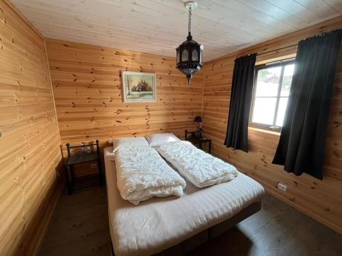 En eller flere senger på et rom på Cabin in beautiful surroundings at Harpefossen