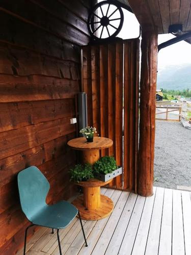 Μπαλκόνι ή βεράντα στο Cabin in beautiful surroundings at Harpefossen