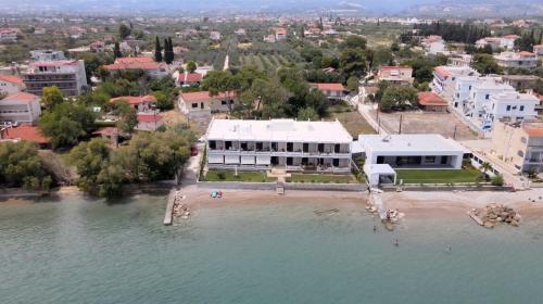 z góry widok na budynek na plaży nad wodą w obiekcie Stunning Beachfront Apartment Strátos w mieście Nerántza