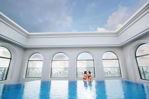 Bazén v ubytování Glamour Hotel Da Nang nebo v jeho okolí