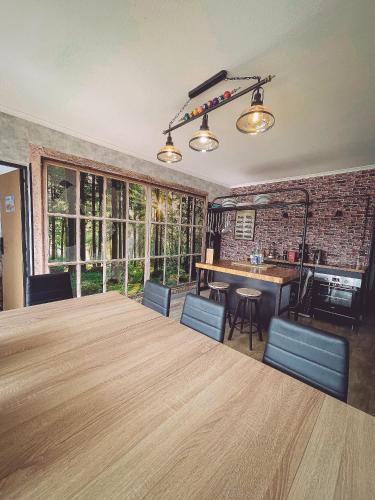 une salle à manger avec une grande table et des chaises en bois dans l'établissement Bel'air Gare By Carl-Emilie 2 personnes, à Épinal