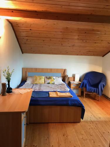 a bedroom with a bed and a wooden ceiling at Livada lui Papu in Izvoarele