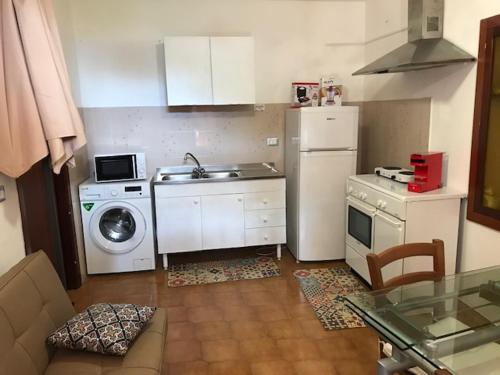 eine kleine Küche mit Spüle und Waschmaschine in der Unterkunft Marchesana Terme - Holiday Home in Terme Vigliatore