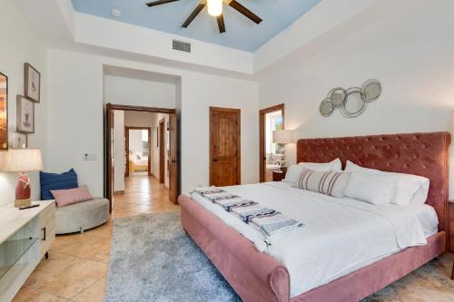 Ένα ή περισσότερα κρεβάτια σε δωμάτιο στο A Beautiful Desert Escape with Everything You Need