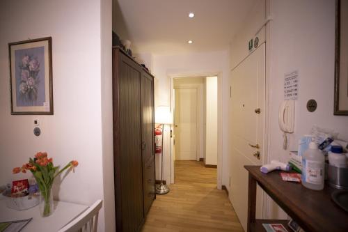 una stanza con corridoio con lavandino e porta di Like Romeo Suites a Verona