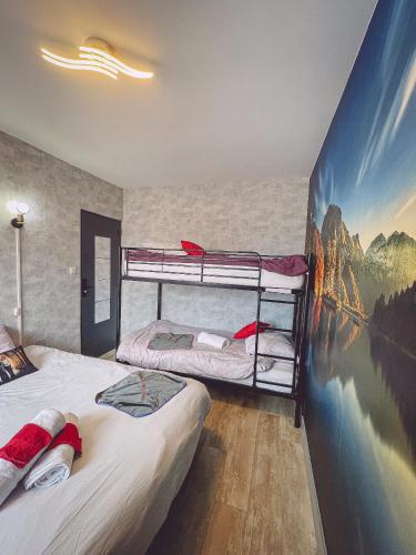 Ce lit superposé se trouve dans un dortoir orné d'une fresque murale. dans l'établissement Harry Potter By Carl-Emilie 1 chambres 1 à 4 pers, à Épinal