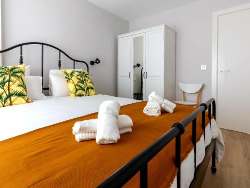 a bedroom with a large bed with towels on it at Mundaka Sea & Mountain Views. Wifi, Parking in Mundaka
