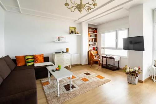 TV a/nebo společenská místnost v ubytování Apartamento Ezcurdia 22 Playa de San Lorenzo primera línea