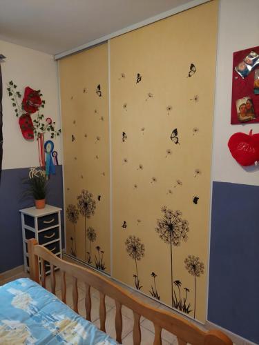 Postel nebo postele na pokoji v ubytování Maison jaune