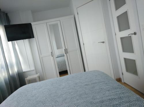 Łóżko lub łóżka w pokoju w obiekcie Estudio. Sada, A Coruña.