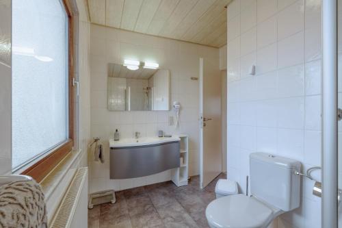 Phòng tắm tại Seepark Kirchheim Ferienhaus bei Anne mit Sauna