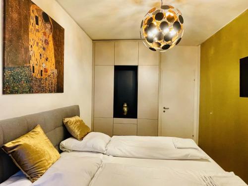 una camera con un letto e una luce a ciondolo di Royal Swan Skyline, Wien a Vienna
