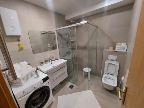 ein Badezimmer mit Dusche und Waschmaschine in der Unterkunft Villa Maria in Dubrovnik