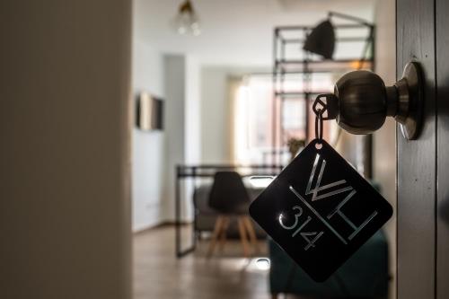 a tag hanging from a door in a room at 103 Wonderful House in Bogotá