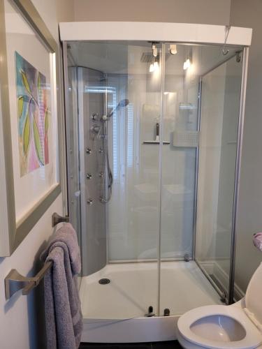 Un baño de Condo 202 Le Champlain vue sur la montagne, ski, vélo, piscine !