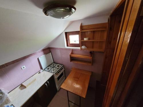 uma pequena cozinha com um fogão e uma janela em RUSTIC Vidra em Vidra