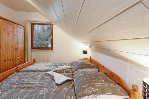 - un lit dans une chambre avec plafond dans l'établissement Seepark Kirchheim Ferienhaus bei Diane mit Sauna, à Kirchheim
