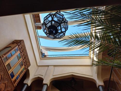 un lustre suspendu au plafond d'un bâtiment dans l'établissement Riad Sabah, à Marrakech