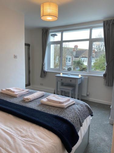 מיטה או מיטות בחדר ב-WORTHING BEACH 180 - 2 bed seafront apartment with private parking