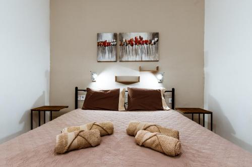 Un dormitorio con una cama con dos toallas encima. en Coastal Apartment 1, en Stavros