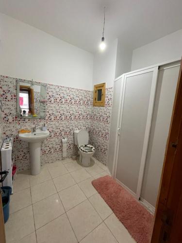 a bathroom with a toilet and a sink at Appartement Familial Al Hoceima WiFi in Al Hoceïma