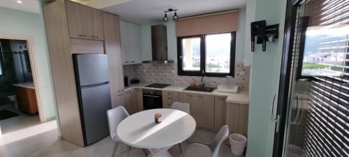 A kitchen or kitchenette at Sandy Cozy Apartments