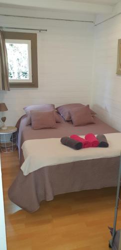 een slaapkamer met een groot bed in een kamer bij chalet Bati in Bonifacio